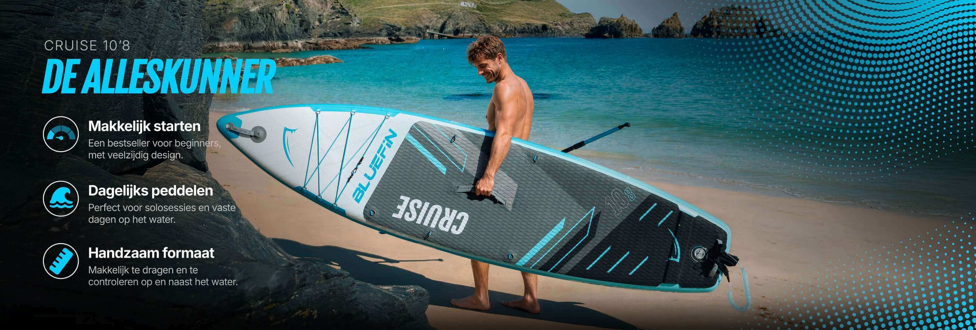 Man houdt een opblaarbaar Bluefin Cruise 10'8 paddleboard vast op een strand met helder water en rotsen