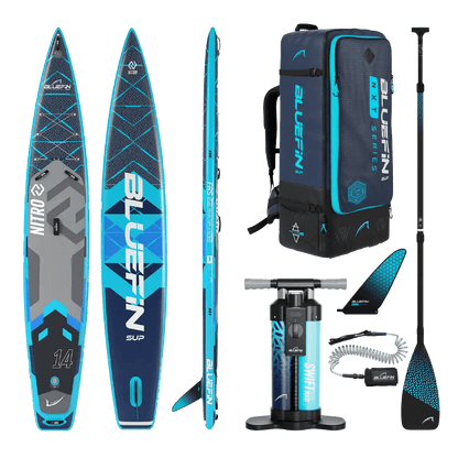 Opblaasbare paddleboard met blauw en grijs ontwerp, peddel, pomp en rugzak voor transport.