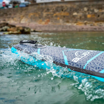 Opblaasbaar paddleboard met textuur, blauwe accenten en spetterend water eromheen